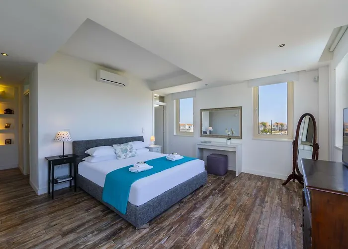 Marisol Kiti * Larnaca