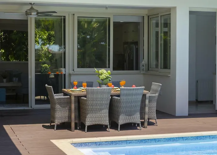 Marisol Kiti Willa Larnaca